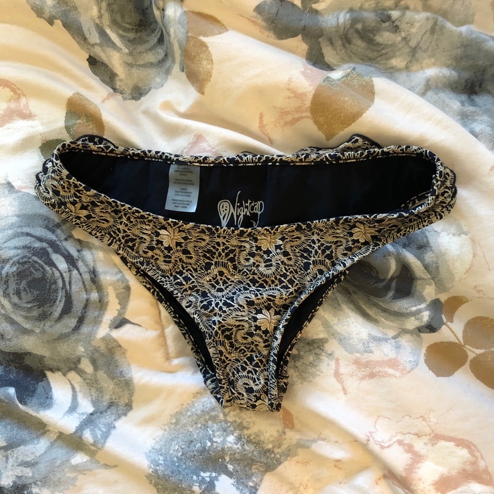 NEW nightcap ruffled bottom